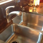 R_Stainless-Steel-Undermount-Kitchen-Sink-With-A-Pull-Out-Spout-Faucet
